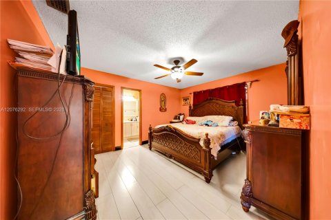 House in Miami, Florida 3 bedrooms, 136.57 sq.m. № 2320550 - photo 13