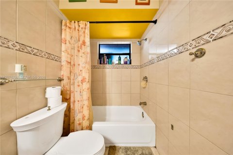House in Miami, Florida 3 bedrooms, 136.57 sq.m. № 2320550 - photo 11