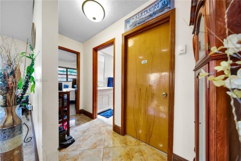 House in Miami, Florida 3 bedrooms, 136.57 sq.m. № 2320550 - photo 7