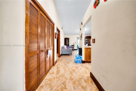 House in Miami, Florida 3 bedrooms, 136.57 sq.m. № 2320550 - photo 15
