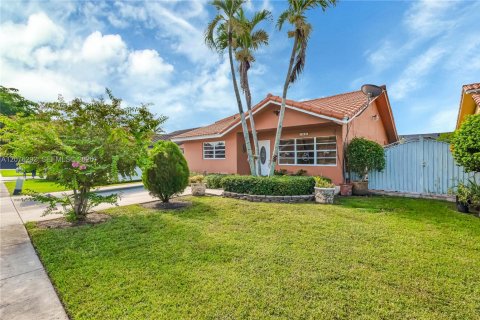 House in Miami, Florida 3 bedrooms, 136.57 sq.m. № 2320550 - photo 3