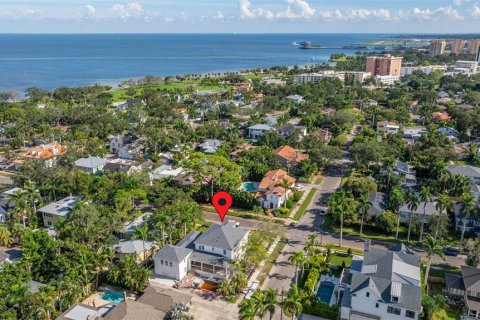House in Saint Petersburg, Florida 5 bedrooms, 424.93 sq.m. № 1903085 - photo 12