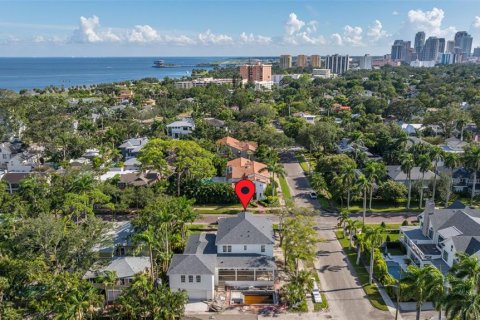 House in Saint Petersburg, Florida 5 bedrooms, 424.93 sq.m. № 1903085 - photo 14