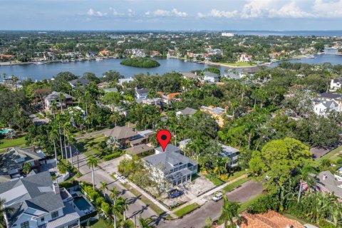 House in Saint Petersburg, Florida 5 bedrooms, 424.93 sq.m. № 1903085 - photo 10