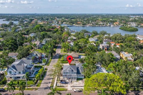 House in Saint Petersburg, Florida 5 bedrooms, 424.93 sq.m. № 1903085 - photo 9