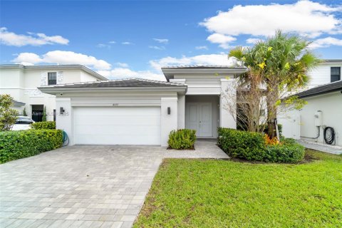 House in Miramar, Florida 3 bedrooms, 190.17 sq.m. № 1859901 - photo 1