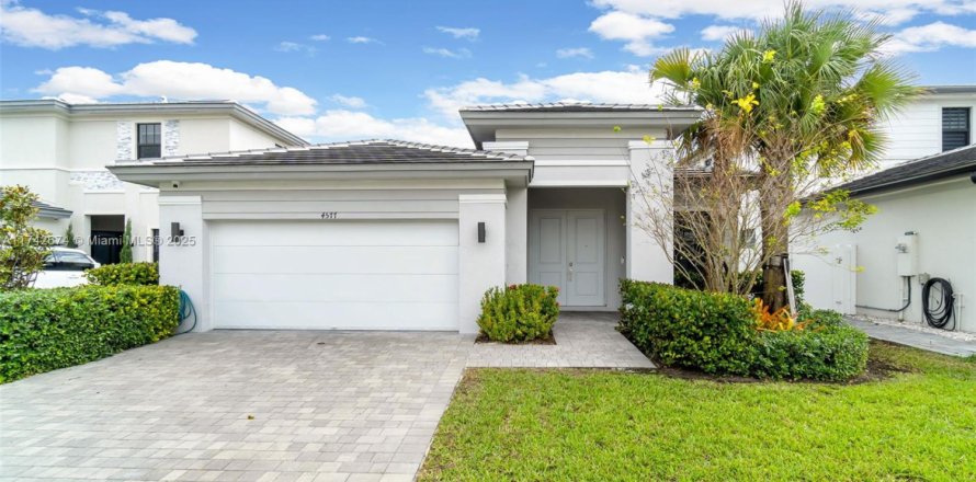 House in Miramar, Florida 3 bedrooms, 190.17 sq.m. № 1859901