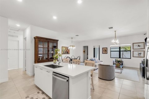 House in Miramar, Florida 3 bedrooms, 190.17 sq.m. № 1859901 - photo 14