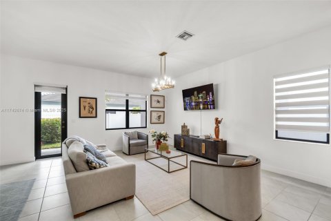 House in Miramar, Florida 3 bedrooms, 190.17 sq.m. № 1859901 - photo 7