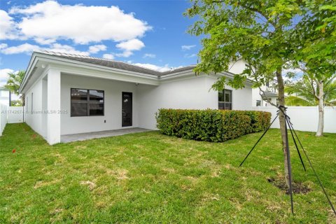 House in Miramar, Florida 3 bedrooms, 190.17 sq.m. № 1859901 - photo 30