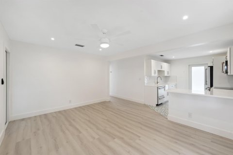 House in West Palm Beach, Florida 2 bedrooms, 71.35 sq.m. № 2276109 - photo 13