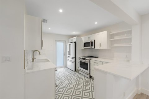 House in West Palm Beach, Florida 2 bedrooms, 71.35 sq.m. № 2276109 - photo 3