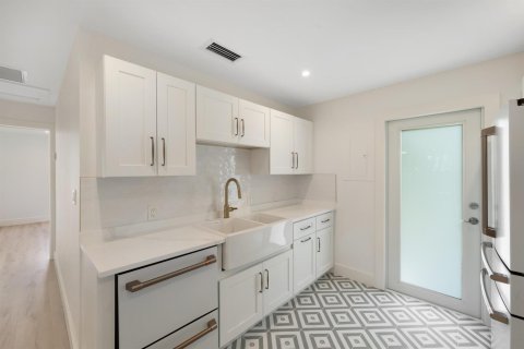 House in West Palm Beach, Florida 2 bedrooms, 71.35 sq.m. № 2276109 - photo 6
