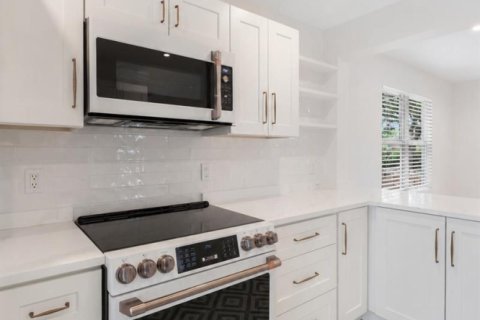 House in West Palm Beach, Florida 2 bedrooms, 71.35 sq.m. № 2276109 - photo 7