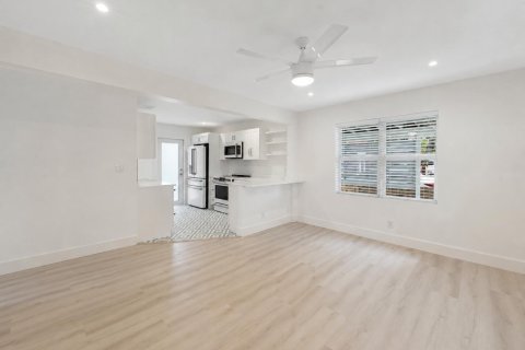 House in West Palm Beach, Florida 2 bedrooms, 71.35 sq.m. № 2276109 - photo 12