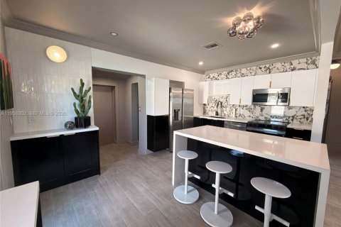 House in Fort Lauderdale, Florida 3 bedrooms, 121.79 sq.m. № 2020860 - photo 12