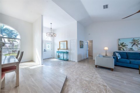 Casa en alquiler en Punta Gorda, Florida, 3 dormitorios, 210.42 m2 № 1717134 - foto 4