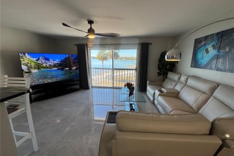 Condominio en alquiler en Saint Petersburg, Florida, 1 dormitorio, 73.11 m2 № 1565964 - foto 3