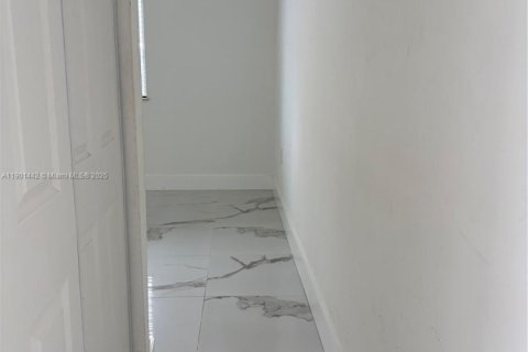 Снять в аренду квартиру в Хайалиа, Флорида 1 спальня, 391.3м2, № 1958725 - фото 3