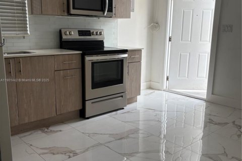 Снять в аренду квартиру в Хайалиа, Флорида 1 спальня, 391.3м2, № 1958725 - фото 4