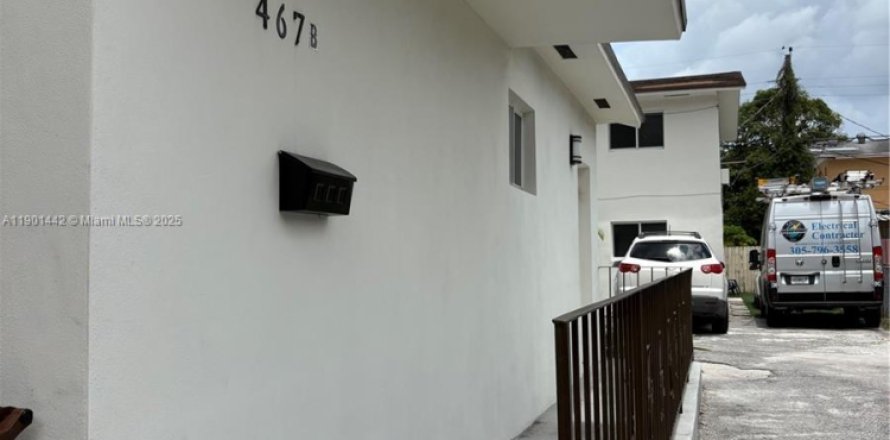 Квартира в Хайалиа, Флорида 1 спальня, 391.3м2 № 1958725