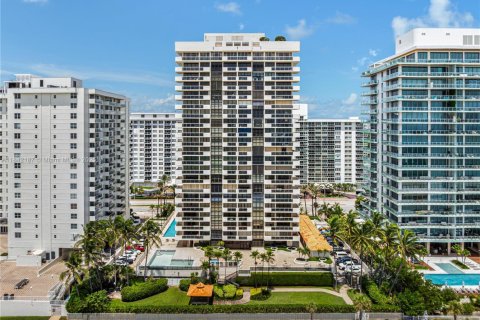 Condo in Miami Beach, Florida, 4 bedrooms № 2016766 - photo 25