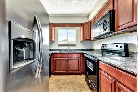 Condo in Largo, Florida, 3 bedrooms № 2218509 - photo 15