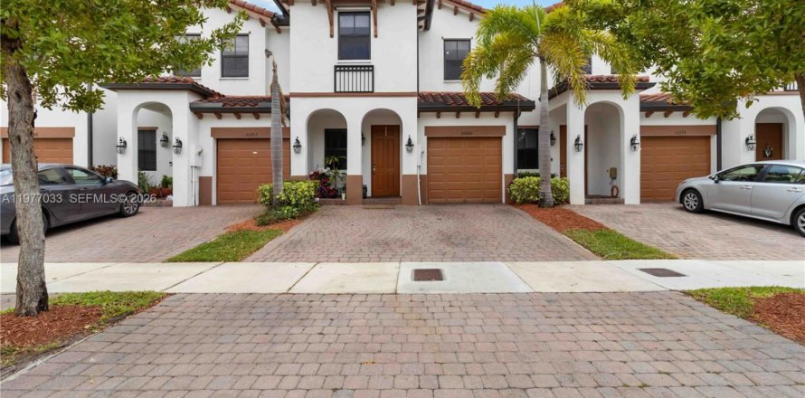 Adosado en Doral, Florida 4 dormitorios, 163.23 m2 № 2042188