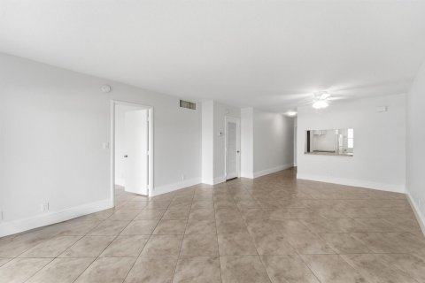 Condo in Deerfield Beach, Florida, 1 bedroom  № 2173665 - photo 14