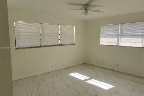 Villa ou maison à louer à Fort Lauderdale, Floride: 3 chambres, 194.35 m2 № 2004450 - photo 4