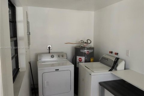 Villa ou maison à louer à Fort Lauderdale, Floride: 3 chambres, 194.35 m2 № 2004450 - photo 2