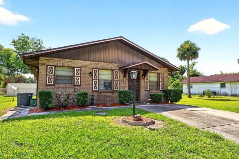 Villa ou maison à vendre à Sanford, Floride: 2 chambres, 104.05 m2 № 2227879 - photo 2