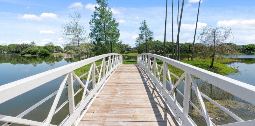 House in Boca Raton, Florida 4 bedrooms, 226.96 sq.m. № 1179575