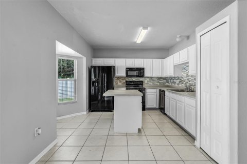 House in Orlando, Florida 4 bedrooms, 180.04 sq.m. № 1913191 - photo 6