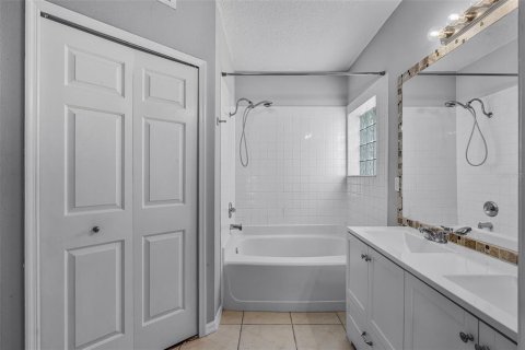 House in Orlando, Florida 4 bedrooms, 180.04 sq.m. № 1913191 - photo 10