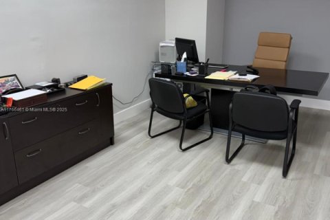 Propiedad comercial en venta en Miami, Florida № 2055139 - foto 7