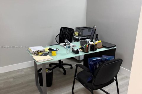 Propiedad comercial en venta en Miami, Florida № 2055139 - foto 8