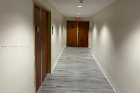 Propiedad comercial en venta en Miami, Florida № 2055139 - foto 16