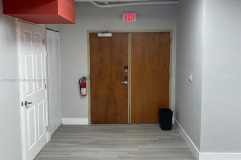 Propiedad comercial en venta en Miami, Florida № 2055139 - foto 14