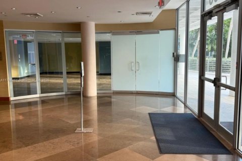 Propiedad comercial en venta en Miami, Florida № 2055139 - foto 18
