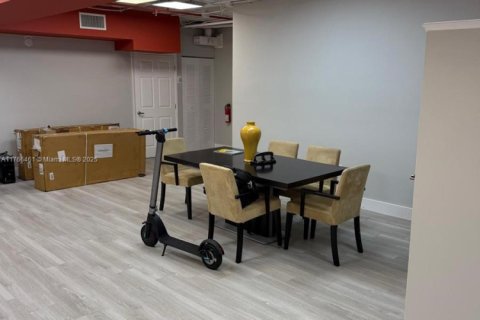 Propiedad comercial en venta en Miami, Florida № 2055139 - foto 2