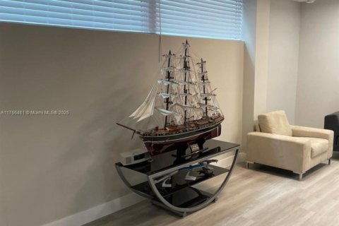 Propiedad comercial en venta en Miami, Florida № 2055139 - foto 5