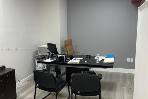 Propiedad comercial en venta en Miami, Florida № 2055139 - foto 10