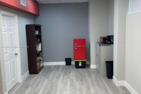 Propiedad comercial en venta en Miami, Florida № 2055139 - foto 13