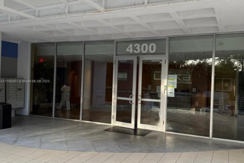 Propiedad comercial en venta en Miami, Florida № 2055139 - foto 20