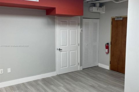 Propiedad comercial en venta en Miami, Florida № 2055139 - foto 12