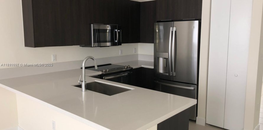 Condo in Doral, Florida, 3 bedrooms in LANDMARK  № 1977888