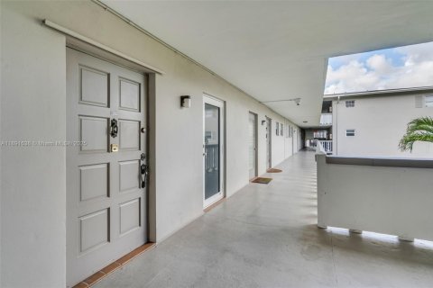Condominio en venta en Hollywood, Florida, 1 dormitorio, 69.12 m2 № 1947935 - foto 3