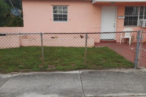 Propiedad comercial en Opa-locka, Florida 133.78 m2 № 2172151