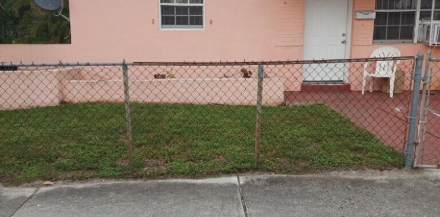 Commercial property in Opa-locka, Florida 133.78 sq.m. № 2172151